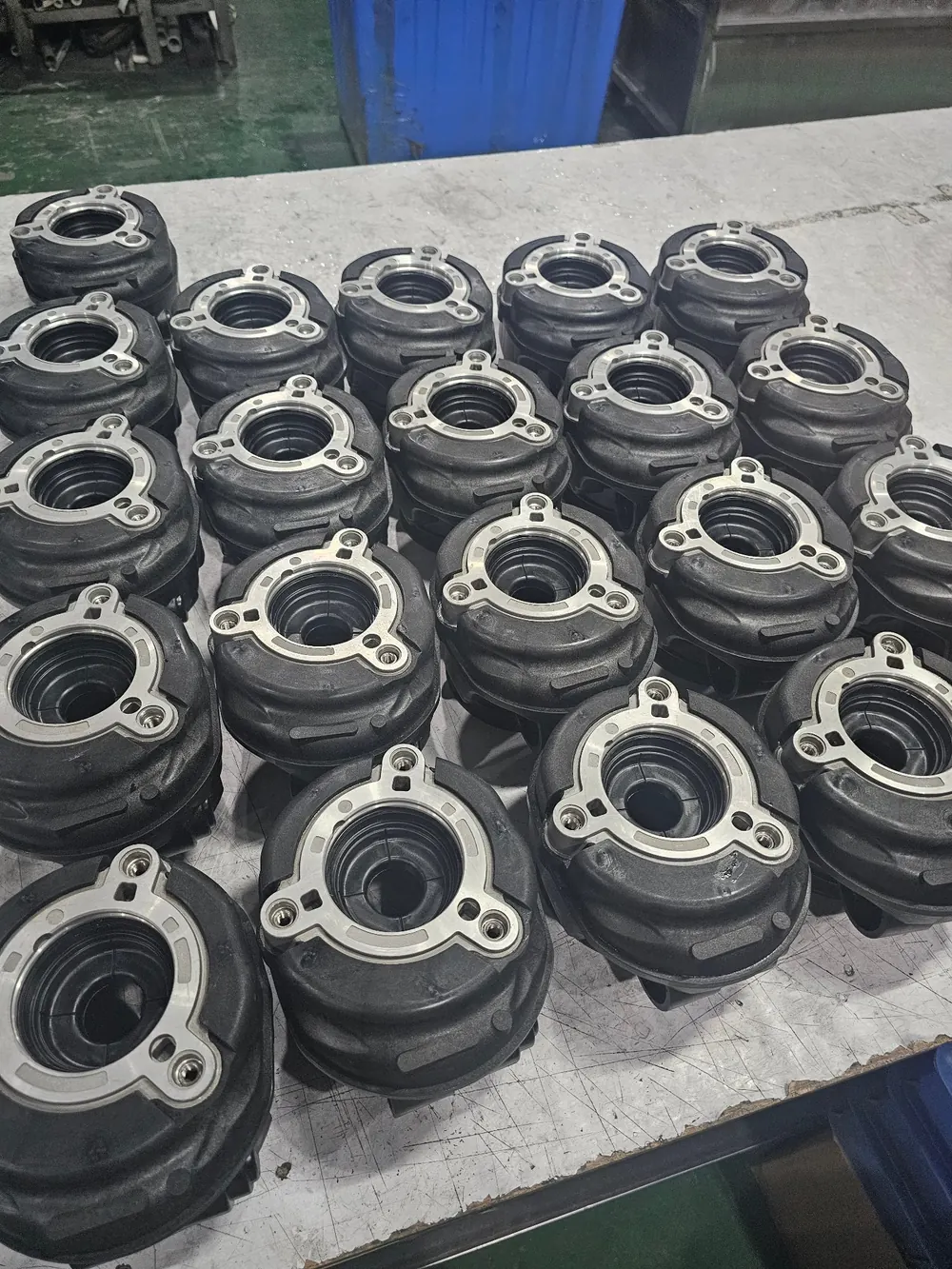 Moulded air suspension piston with metal insert